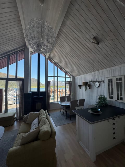 Lilleeideholmen Sjohusutleie Apartment in Lofoten