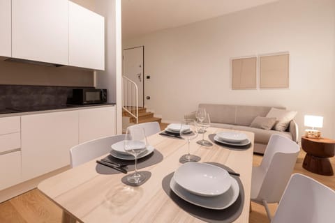Kitchen or kitchenette, Seating area, Dining area, stove