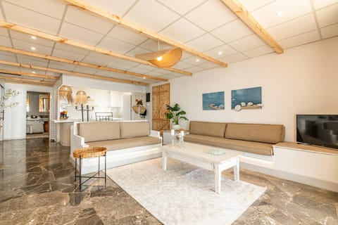 TV and multimedia, Kitchen or kitchenette, Living room, Seating area