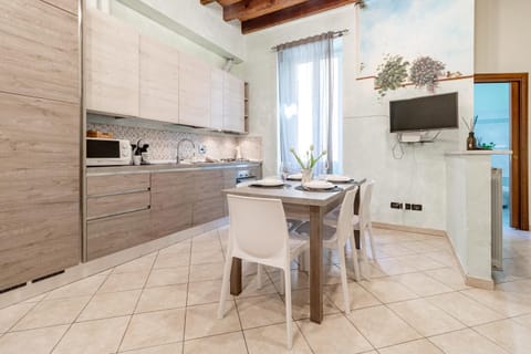 TV and multimedia, Kitchen or kitchenette, Dining area, stove