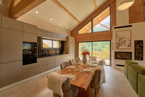 Kitchen or kitchenette, Dining area