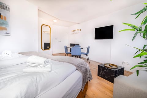 Bed, TV and multimedia, Dining area