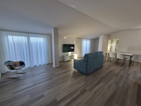 Communal lounge/ TV room, TV and multimedia, Living room, Dining area