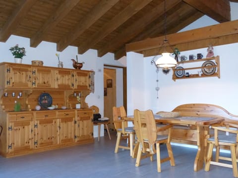 Photo of the whole room, Dining area