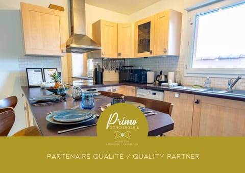 Kitchen or kitchenette, minibar, stove