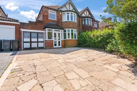 Huge Driveway Fits 2 LWBs 5 Bedrooms Birmingham Central - A38-M6-M42 Works - Moseley Edgbaston, Brist ol Road NEC BHX Bull Ring NR Digbeth City Centre Solihull and More! Regular and Long Work Stays Available - by Samina, Arz Stays Apartment in Metropolitan Borough of Solihull