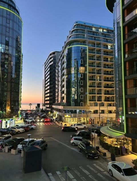 Property building, Day, Neighbourhood, City view, Street view, Location, Parking