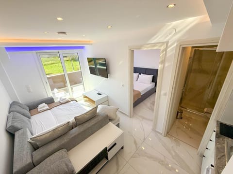 Bed, TV and multimedia, Living room, Photo of the whole room, Seating area, Bedroom, towels