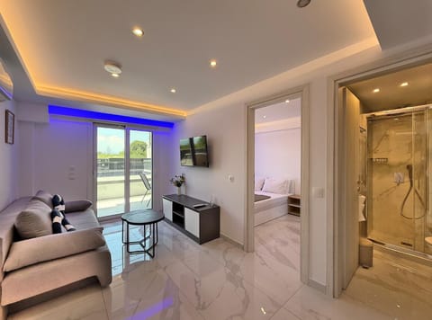Shower, Bathroom, TV and multimedia, Living room, Seating area, towels
