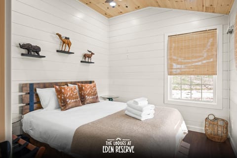 5 Neighboring Cabins at Eden Reserve - Front Five Cabin in Williamstown