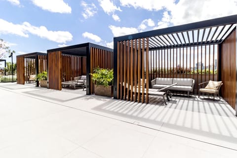 Property building, Day, Garden, Area and facilities