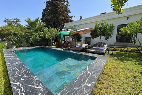 Property building, Patio, Spring, Day, Natural landscape, Garden, Garden view, Pool view, Swimming pool, sunbed