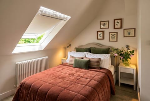 Bed, Day, Photo of the whole room, Bedroom, Seasons