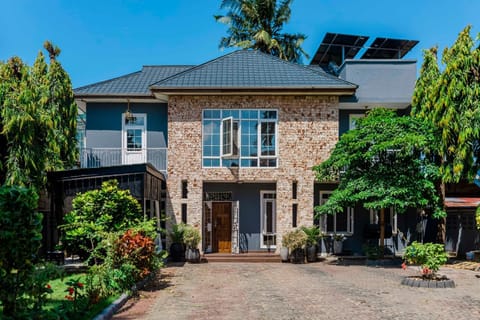 Facade/entrance, Day, Garden