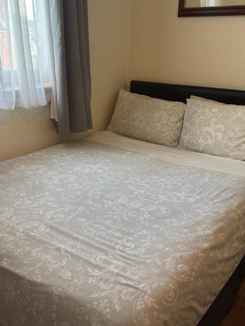 Hylands Hotel Single Ensuite Room with Free Parking Bed and Breakfast in Nottingham
