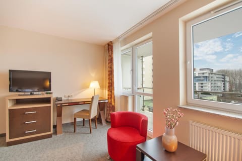 Communal lounge/ TV room, TV and multimedia, Living room, Seating area, Evening entertainment