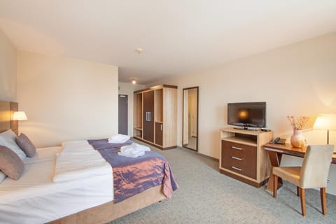 Communal lounge/ TV room, Bed, TV and multimedia, Living room, Seating area, Evening entertainment, Bedroom, wardrobe