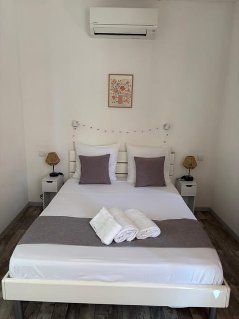 Bed, Bedroom, towels, air conditioner