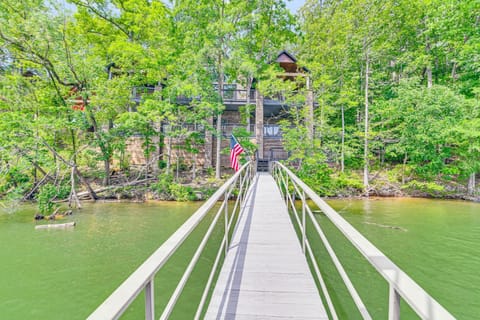 Upscale Getaway on Smith Lake with Boat Dock House in Lewis Smith Lake
