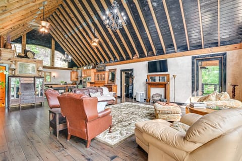 Upscale Getaway on Smith Lake with Boat Dock House in Lewis Smith Lake