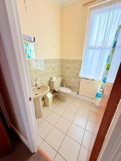 Hylands Hotel Ensuite Family Room for 3 with Free Parking Hotel in Nottingham