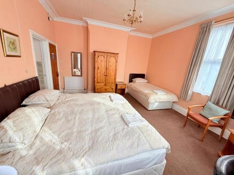 Hylands Hotel Ensuite Family Room for 3 with Free Parking Hotel in Nottingham