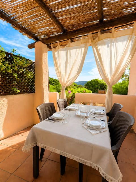 Natural landscape, View (from property/room), Balcony/Terrace, Dining area, Mountain view