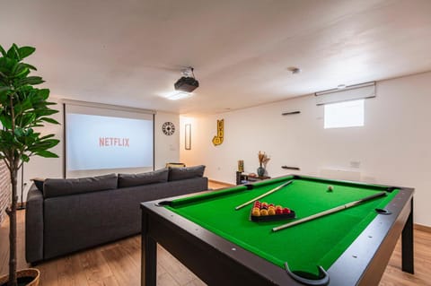 Billiard, Billiard, Game Room, Living room, Seating area