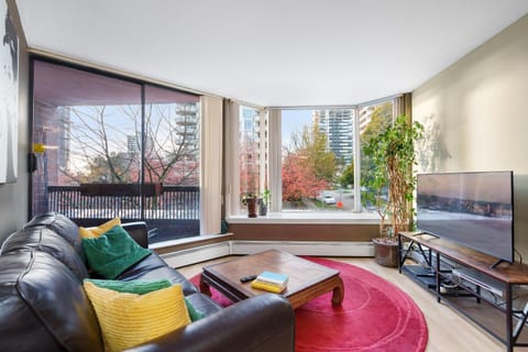 TV and multimedia, Living room, Seating area, Evening entertainment