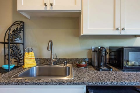 Kitchen or kitchenette, minibar