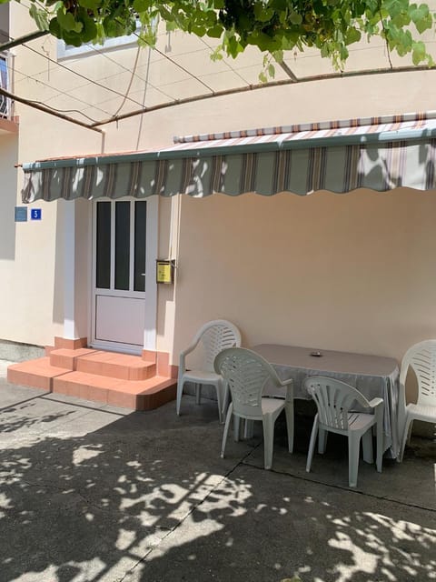 Patio, Day, Dining area