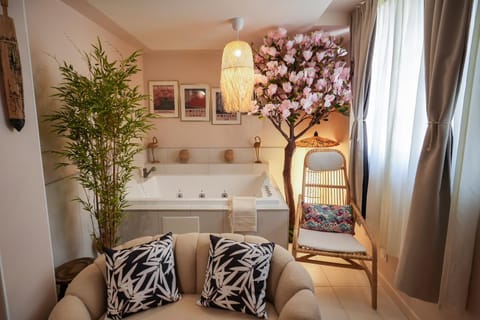 Hot Tub, Living room, Bath