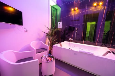 Hot Tub, Bath