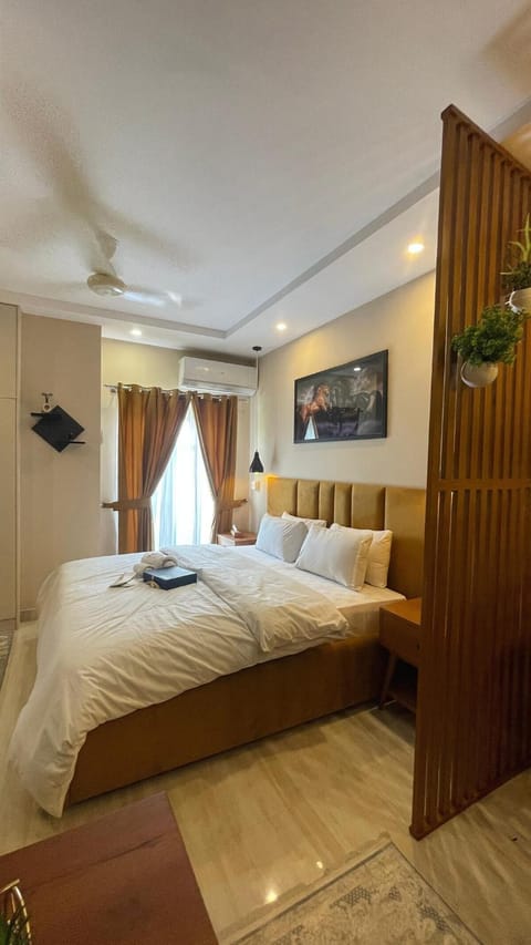 Bed, TV and multimedia, Photo of the whole room, Bedroom, wardrobe, air conditioner