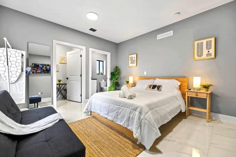 Bed, Living room, Seating area, towels