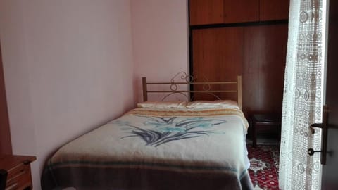 Apartment on 4th floor with a huge balcony! 10 min away from Metro! Apartment in Thessaloniki