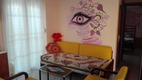 Apartment on 4th floor with a huge balcony! 10 min away from Metro! Apartment in Thessaloniki