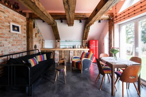 Kitchen or kitchenette, Living room, Seating area, Dining area