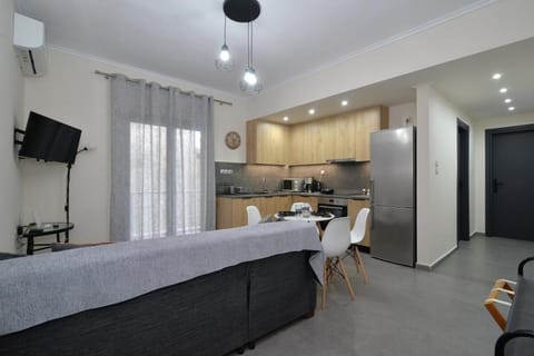 Bed, TV and multimedia, Balcony/Terrace, Balcony/Terrace, Kitchen or kitchenette, Photo of the whole room, Dining area, Bedroom, oven, stove, air conditioner