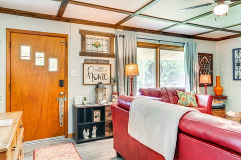Less Than half Mi to Lake Secluded Gem in Cherokee Village House in Cherokee Village
