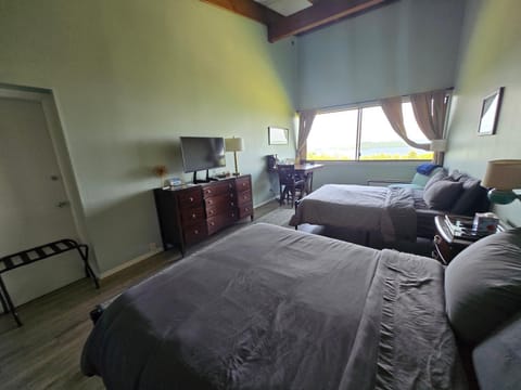 Breathtaking Lake View! Hot Tub! Concerts! Apartment in Laconia