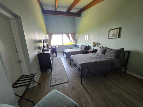 Breathtaking Lake View! Hot Tub! Concerts! Apartment in Laconia