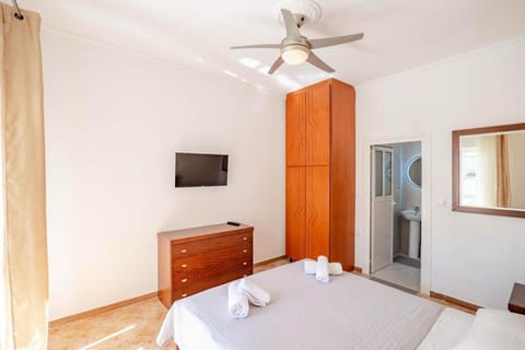 Bed, TV and multimedia, Photo of the whole room, Bedroom