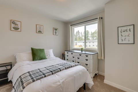 2 Mi to Olympic National Park Sun-Soaked Haven! House in Port Angeles