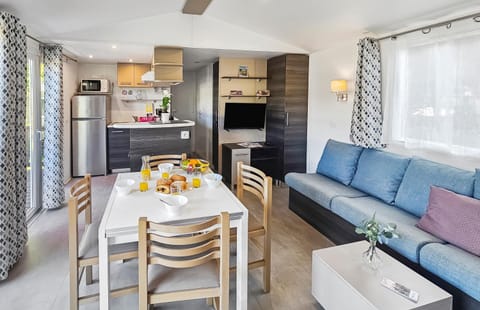 Living room, Dining area, stove