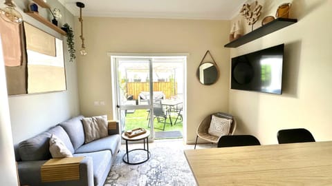 Communal lounge/ TV room, TV and multimedia, Balcony/Terrace, Living room, Seating area, Dining area