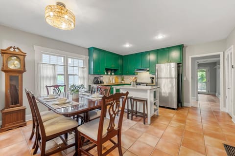 Coffee/tea facilities, Kitchen or kitchenette, Seating area, Dining area, dishwasher, oven, stove, toaster