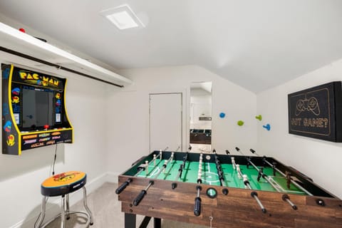 Billiard, Game Room