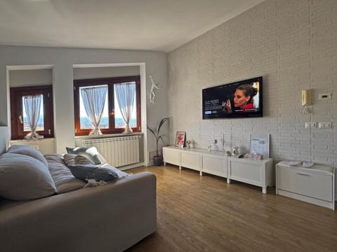 TV and multimedia, Living room, Seating area, Evening entertainment