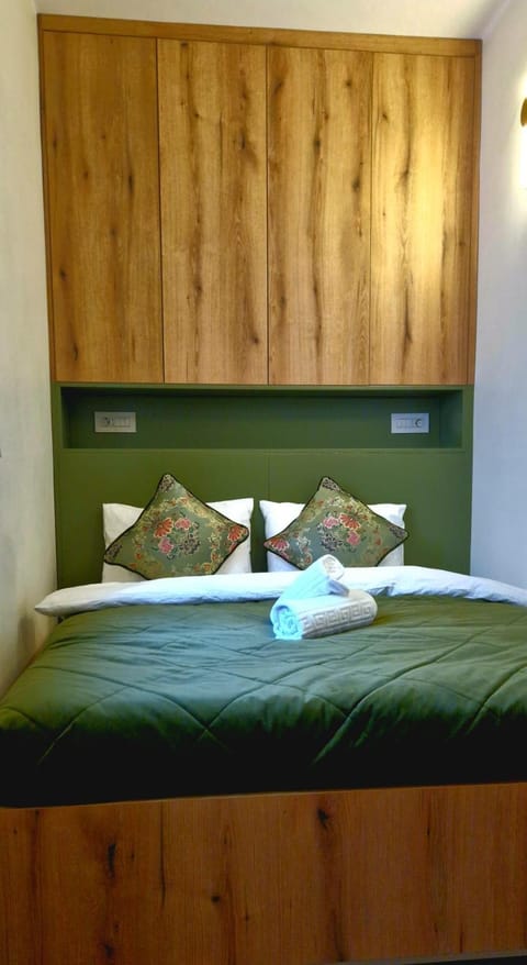 Bed, Decorative detail, Bedroom, wardrobe